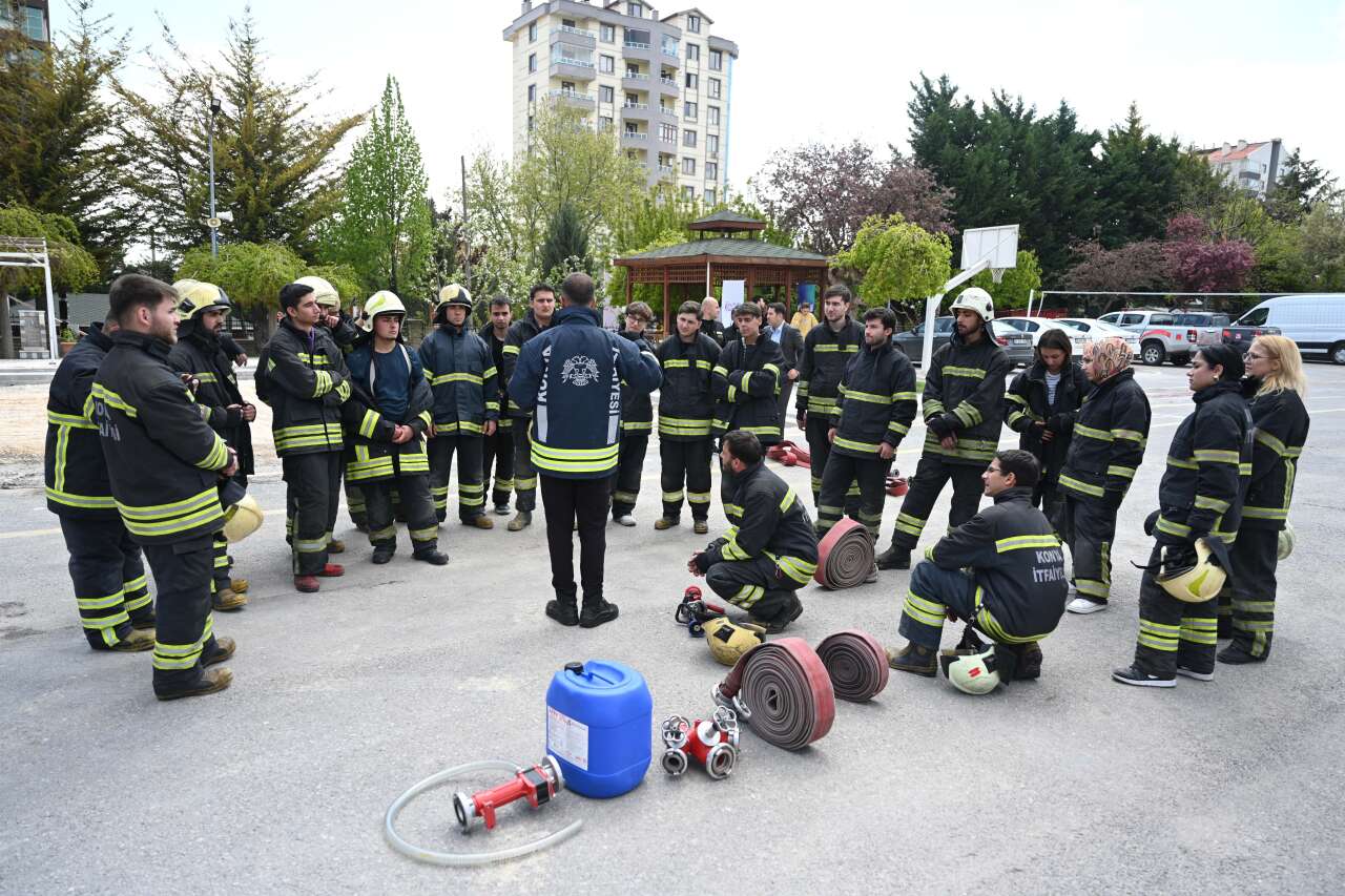 Konya’da gençler gönüllü olarak itfaiyeci olabiliyor 2